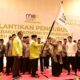 Ketua Umum MES Aceh H Aminullah Usman SE Ak MM menyerahkan pataka MES Aceh Besar kepada Amalia SE ME, Ketua MES Aceh Besar yang baru dilantik, di Ballroom The Pade Hotel, Aceh Besar, Senin (19/8). (Waspada/Ist)