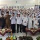 Plt Kakan Kemenag Deliserdang, H Fahrizal dan para jamaah Haji yang baru pulang dan lainnya saat berfoto bersama. (Waspada/Edward Limbong).