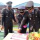 Kasubsi Pelayanan Tahanan Rutan Tarutung, Jonias Pakpahan di dampingi Kepala Kesatuan Pengamanan Rutan, M Nurdin Tanjung sedang potong kue ulang tahun Hari Pengayoman ke-79 di Lapangan Serbaguna Rutan, Senin (19/8). Waspada/ist