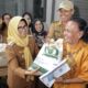 Wali Kota Pematangsiantar Susanti Dewayani memonitoring sekaligus menyerahkan secara simbolis bantuan pangan CBP tahap III kepada KPM di Kantor Pos, Jl. Sutomo, Senin (19/8).(Waspada-Ist).