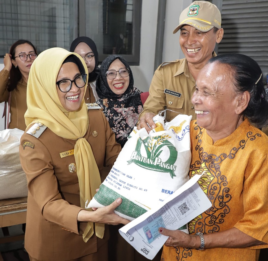 Wali Kota Pematangsiantar Susanti Dewayani memonitoring sekaligus menyerahkan secara simbolis bantuan pangan CBP tahap III kepada KPM di Kantor Pos, Jl. Sutomo, Senin (19/8).(Waspada-Ist).