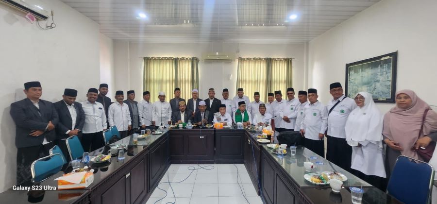 Pengurus MUI Padangsidimpuan dan Pengurus MPU Kota Banda Aceh foto bersama di Aula Kantor MPU Kota Banda Aceh, tanggal 12 Agustus 2024 di Banda Aceh. Waspada/ist.