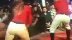 TAMPAK biduan sedang berjoget ria mengikuti live music "Dj" yang dipertontonkan di lapangan Kecamatan Seibalai, Batubara dalam rangka HUT Ke-79 RI. Waspada/Ist