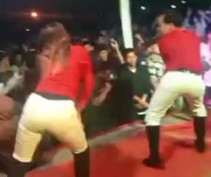 TAMPAK biduan sedang berjoget ria mengikuti live music "Dj" yang dipertontonkan di lapangan Kecamatan Seibalai, Batubara dalam rangka HUT Ke-79 RI. Waspada/Ist