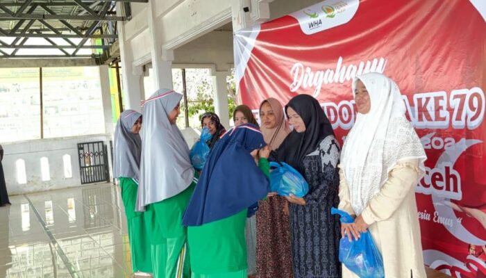 Meriahkan HUT RI, Dayah DQA Bagikan Sembako Dan Gelar Gerakan Peduli Sampah