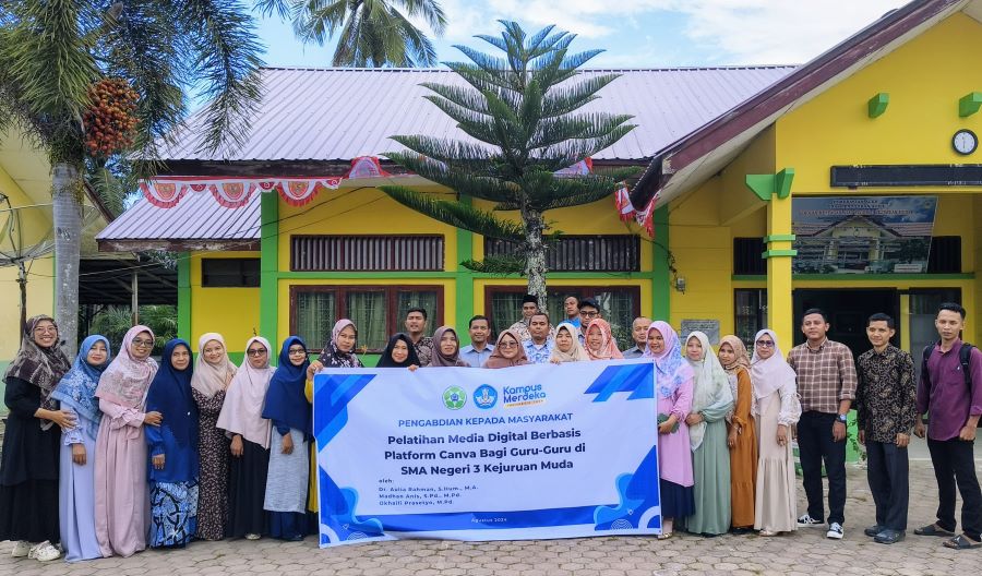 Tim PKM dari Universitas Samudra memberikan pelatihan media digital berbasis platform Canva bagi guru-guru di SMA Negeri 3 Kejuruan Muda, Kabupaten Aceh Tamiang. Waspada/ist