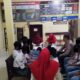 Para pelajar yang kedapatan bolos di warkop sedang diberikan pengarahan oleh Kapolsek Kuta Baro, Ipda Muhammad Jabir yang turut disaksikan orangtua mereka masing-masing. (Waspada/Zafrullah)