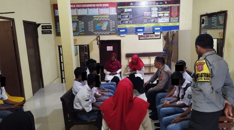 Para pelajar yang kedapatan bolos di warkop sedang diberikan pengarahan oleh Kapolsek Kuta Baro, Ipda Muhammad Jabir yang turut disaksikan orangtua mereka masing-masing. (Waspada/Zafrullah)