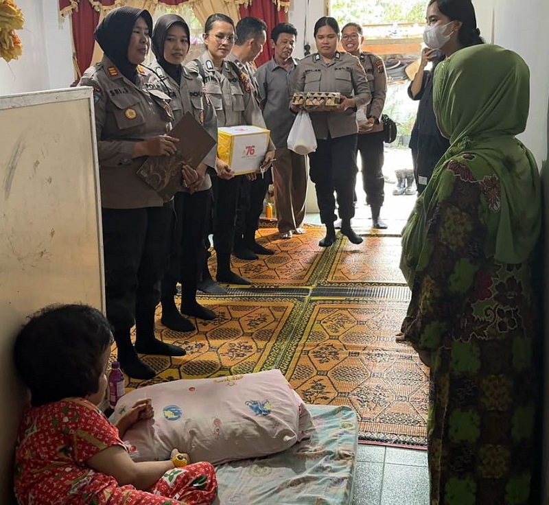 Polwan Polres Pematangsiantar melaksanakan bakti kesehatan dalam menyambut Hari Jadi ke-76 Polwan RI kepada penderita penyakit hidrosefalus, Sani, 25, (paling kiri) di kediaman Sani, Jl. Meranti, Kel. Kahean, Kec. Siantar Utara, Senin (19/8) siang.(Waspada-Ist).