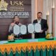Kepala BKPSDM Pidie Mulyadi Nurdin (kiri) dan Direktur Sekolah Pascasarjana USK Prof. Dr. Hizir, memperlihatkan naskah kerja sama,Senin (19/8) Waspada/Ist