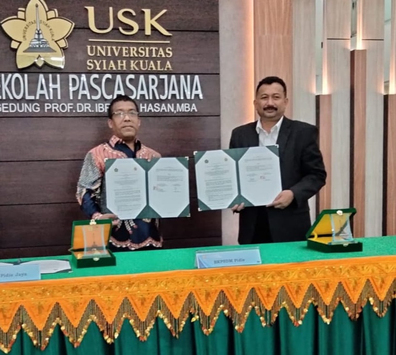 Kepala BKPSDM Pidie Mulyadi Nurdin (kiri) dan Direktur Sekolah Pascasarjana USK Prof. Dr. Hizir, memperlihatkan naskah kerja sama,Senin (19/8) Waspada/Ist