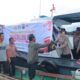 Polwan Polres Sibolga bagikan sembako kepada masyarakat nelayan di Tempat Pelelangan Ikan (TPI) Sibolga, Senin (19/8). Waspada/ist