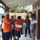 Tersangka FS saat rekonstruksi memerankan pembunuhan terhadap bapak tuanya Oslen Siregar di di Huta VIII Batu VII, Nagori Silau Malaha, Kec. Siantar, Kab. Simalungun, Senin (19/8).(Waspada/ist).