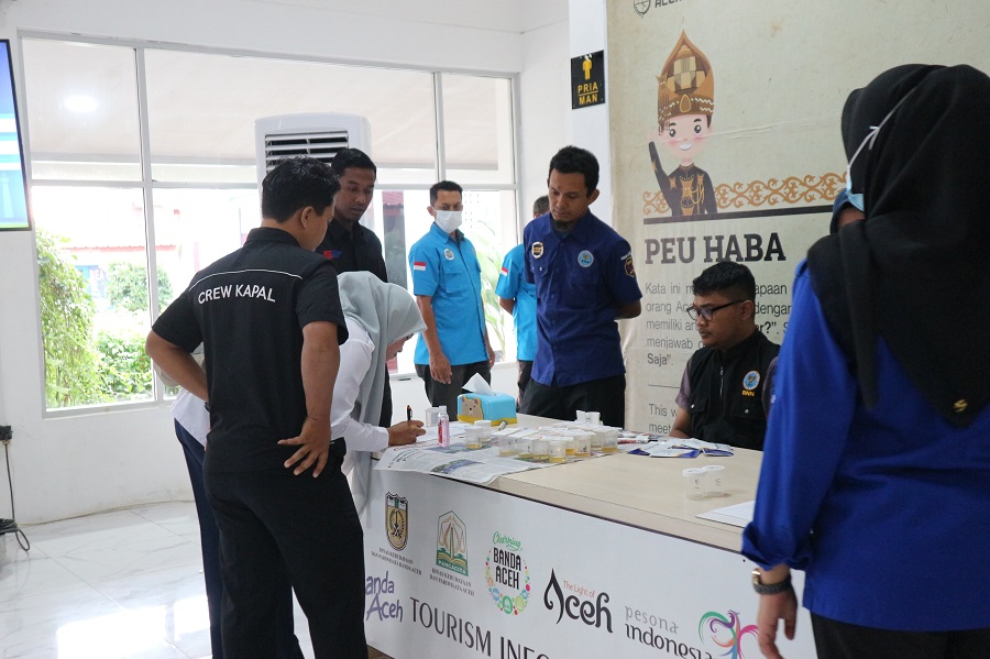 BNN Kota Banda Aceh melakukan tes urine awak kapal cepat lintas pelabuhan Ulee Lheue-Balohan, Selasa (20/08/24). Waspada/T.Mansursyah