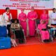 Pakor Polwan Polresta Banda Aceh, AKP Lilisma Suryani dan Ketua PC Bhayangkari Banda Aceh, Ny Shilla Fahmi, sedang melakukan donor darah dalam rangka menyambut HUT ke-76 Polwan. (Waspada/Zafrullah)