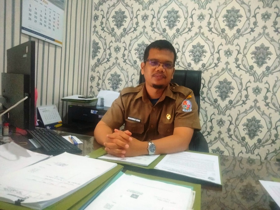 Kabid Pengadaan, Pemberhentian & Informasi Badan Kepegawaian Pengembangan Sumber Daya Manusia Kabupaten Deliserdang M.Hendri, S.Kom, MSi, memberi keterangan di ruang kerjanya, Selasa (20/8). (Waspada/Khairul K Siregar/B)
