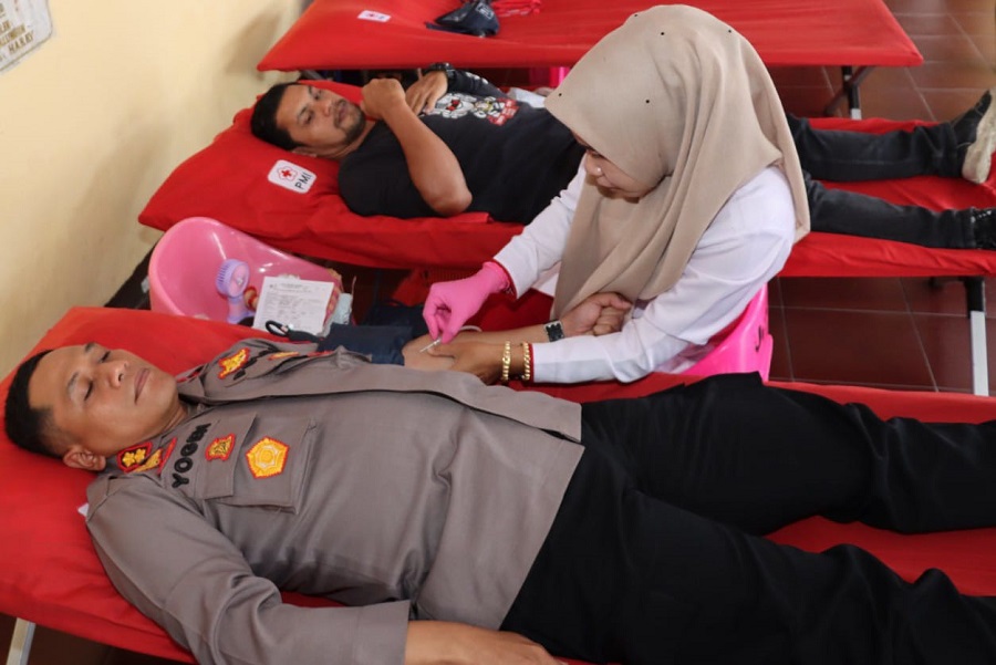 Kapolres AKBP Yogen Heroes Baruno turut mendonorkan darahnya saat Polres Pematangsiantar menggelar donor darah dalam menyambut Hari Jadi ke-76 Polwan RI di Mapolres, Jl. Sudirman, Selasa (20/8).(Waspada-Ist).