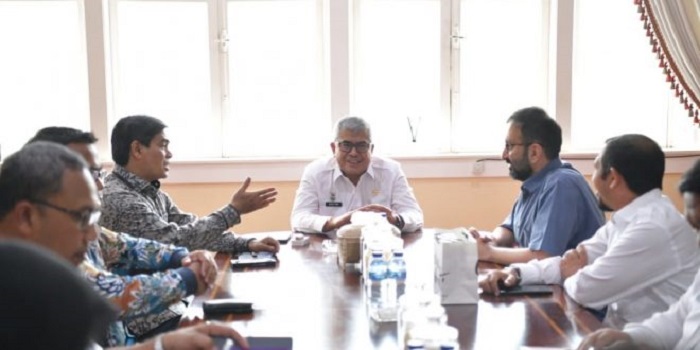 Pj. Gubernur Aceh, Bustami Hamzah, didampingi Kepala SKPA/Biro terkait, saat menerima Delegasi dari Uni Emirate Arab (UEA), Dr. Sultan Faisal Al-Remeithi, yang didampingi Rektor UIN Ar-Raniry, Prof. H. Mujiburrahman beserta rombongan di Meuligoe Gubernur Aceh, Banda Aceh, Selasa, (20/8). (Waspada/Zafrullah)