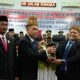 Ketua DPRK terdahulu Iskandar Ali menyerahkan Palu Sidang kepada Ketua DPRK Aceh Besar sementara Abdul Muchti dalam Sidang Paripurna di Kota Jantho, Selasa (20/8). (Waspada/Ist)