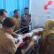Pj. Wali Kota H. Timur Tumanggor menjenguk korban kecelakaan di RSUD Padangsidimpuan. (Waspada/Ist)