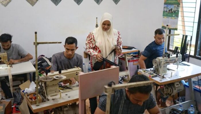 Produk Tas Bordir Perajin Aceh Jadi Souvenir Tamu PON XXI