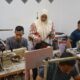 Pj. Ketua Dewan Kerajinan Nasional Daerah (Dekranasda) Aceh, Mellani Subarni, saat meninjau rumah produksi perajin tas bordir khas Aceh di Ulee Madon, Kecamatan Muara Batu, Aceh Utara. Selasa (20/8). (Waspada/Ist)