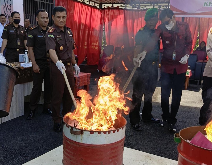 KEJARI Samosir melakukan pemusnahan barang bukti dari 33 perkara. Waspada/Valen.