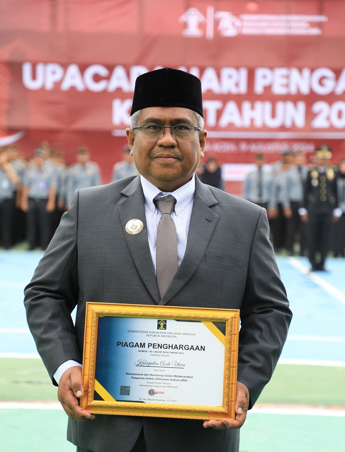 Penjabat Bupati Aceh Utara, Dr. Drs. Mahyuzar, M.Si menerima Indeks Reformasi Hukum (IRH) Tahun 2024 Dari Kepala Kantor Wilayah Kementerian Hukum dan Ham Aceh Dr. Drs. Meurah Budiman, SH, MH. Waspada/Ist