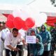 Pj Bupati Aceh Besar Muhammad Iswanto, Pj Ketua DP-PKK Aceh Besar, Cut Rezky Handayani melepas balon pada Launcing Integrasi Pelayanan Kesehetan Primer ILP Ramah Anak dan Santun Lansia di Puskesmas Kuta Baru, Aceh Besar, Rabu (21/8). (Waspada/Ist)