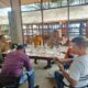 Suasana pertemuan Forkopimcam Lhoknga, pengelola pantai, ketua IPKUL, Imuem Mukim, dan Keuchik Meunasah Mesjid Lampuuk, di Pantai Lampuuk, Kecamatan Lhoknga, Kabupaten Aceh Besar, Selasa (20/8). (Waspada/Ist)