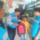 Koordinator tim Yaga Yingde Group Aceh Timur Hamidan Beroeh saat menyerahkan sosial berupa biaya sekolah dari tingkat SD, SMP, SMA dan perguruan tinggi kepada masyarakat fakir miskin di Desa Paya Gajah, Kec. Peureulak Barat, Aceh Timur, Rabu (21/8). Waspada/ist