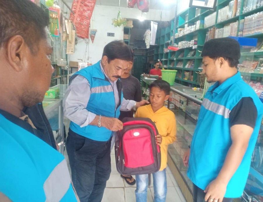 Koordinator tim Yaga Yingde Group Aceh Timur Hamidan Beroeh saat menyerahkan sosial berupa biaya sekolah dari tingkat SD, SMP, SMA dan perguruan tinggi kepada masyarakat fakir miskin di Desa Paya Gajah, Kec. Peureulak Barat, Aceh Timur, Rabu (21/8). Waspada/ist