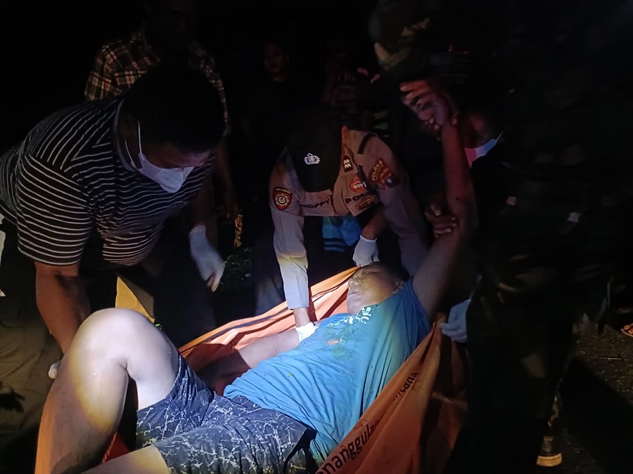 Mayat pria bernama Lasa Oslan Tambunan, saat dievakuasi polisi dan warga dari saluran irigasi, Kamis (1/8) malam.(Waspada/ist).