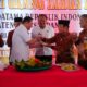 Pj.Sekdakab Deliserdang Dr.Drs.H.Citra Effendi Capah, MSP, menyerahkan tumpeng kepada Wakil Bupati Deliserdang periode 2009-2019 H.Zainuddin Mars selaku Dewan Pengawas PWRI pada HUT ke 62 PWRI Deliserdang di pelataran Plaza Kuliner Deliserdang, Rabu (21/8). (Waspada/Khairul K Siregar/B)
