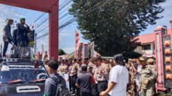 Pj Bupati Agara didemo puluhan mahasiswa dari HMI. Waspada/Seh Muhammad Amin