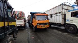 Sejumlah truk terjebak macet karena pengecoran Jalinsum, di Kec Air Batu, Kab Asahan dengan panjang sekitar 5-7 KM. Waspada/Sapriadi