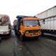 Sejumlah truk terjebak macet karena pengecoran Jalinsum, di Kec Air Batu, Kab Asahan dengan panjang sekitar 5-7 KM. Waspada/Sapriadi