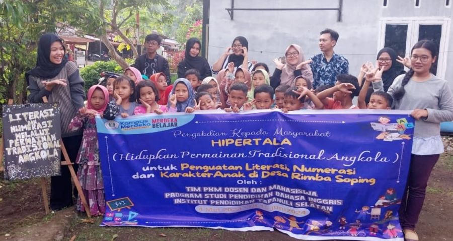 Dosen dan mahasiswa Prodi Pendidikan Bahasa Inggris, IPTS foto bersama dengan anak-anak Desa Rimba Soping, Padangsidimpuan yang menjadi peserta Hipertala.Waspada/ist.