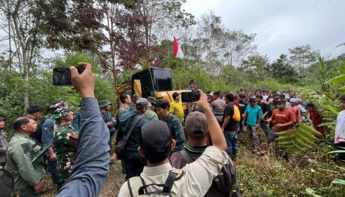 Sempat Diadang Warga, Tim Gakkum KLHK Berhasil Keluarkan Ekskavator Dari TNBG
