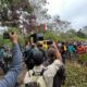 Sempat diadang warga, Tim Gakkum KLHK berhasil keluarkan ekskavator dari kawasan TNBG. Waspada/Ali Anhar Harahap
