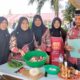 Kepala SMA 15 Adidarma Banda Aceh, Zulfikar, SE., M.Si sedang memantau pelaksanaan lomba masak Sie Reuboh yang diikuti oleh para guru dan tenaga pendidik di halaman sekolah setempat, Rabu (21/08/2024).(Waspada/Ist)