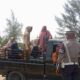 Polisi Lalulintas menegur supir mobil angkutan barang yang merubah bak belakang untuk mengangkut penumpang di Jalinsum Banda Aceh - Medan, Idi Rayeuk, Aceh Timur, Minggu (28/7). Waspada/H. Muhammad Ishak