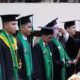 Rektor USK Prof. Dr. Ir. Marwan, memindahkan kucir secara simbolis pada upacara wisuda ke- 162 USK di gedung AAC Dayan Dawood, Darussalam, Banda Aceh, Rabu (21/8). Waspada/Ist