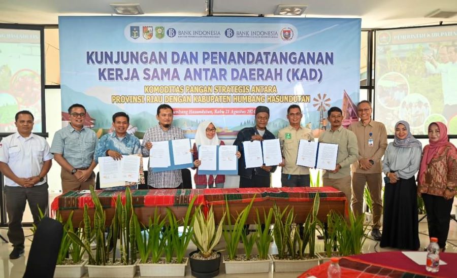 TPID Riau foto bersama dengan usai penandatanganan kerjasama perdagangan (kerjasama antar daerah) dengan Humbahas. Waspada/Ist