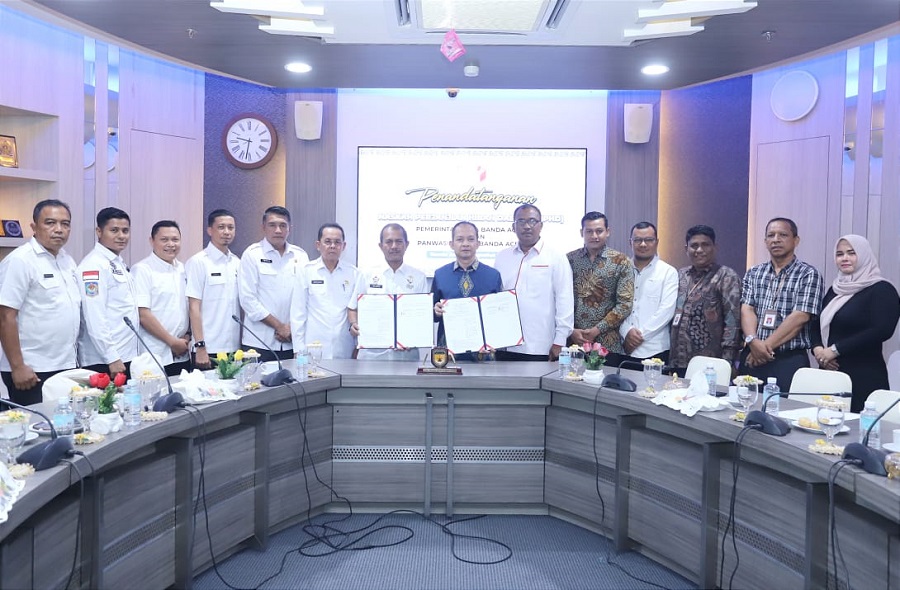 Pj Wali Kota Banda Aceh, Ade Surya dan pejabat lainnya foto bersama Ketua Komisioner Panwaslih Kota, Indra Milwady perwakilan KIP dan seluruh komisioner Panwaslih Kota Banda Aceh.usai penandatanganan NPHD. (Waspada/Zafrullah)