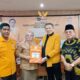 Afridawati didampingi suaminya mantan Bupati Simeulue dua periode berturut-turut Drs. H. Darmili menerima SK dari Hanura di Kantor DPP Kamis (22/8). Waspada/Ist