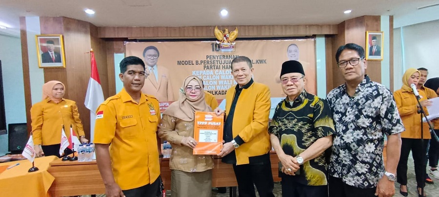 Afridawati didampingi suaminya mantan Bupati Simeulue dua periode berturut-turut Drs. H. Darmili menerima SK dari Hanura di Kantor DPP Kamis (22/8). Waspada/Ist