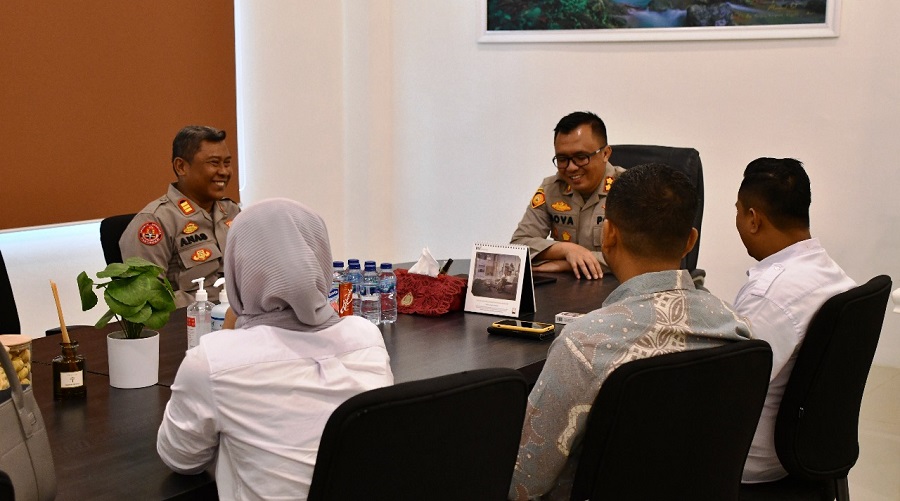Kapolres Aceh Timur AKBP Nova Suryandaru SIK, menerima kunjungan Panwaslih Aceh Timur di ruang kerjanya di Peudawa, Rabu (21/8). Waspada/Muhammad Ishak
