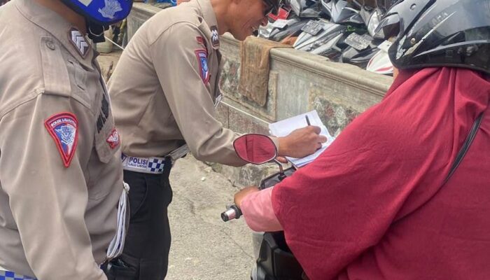 Polantas Tindak Parkir Sembarangan Di Depan Pasar Horas