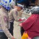 Personel Sat Lantas Polres Pematangsiantar melakukan penindakan terhadap pengendara sepeda motor yang parkir sembarangan di Jl. Merdeka, depan Pasar Horas, Kamis (22/8).(Waspada-Ist).